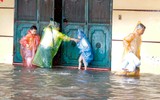 Ảnh: Hà Nội ngập sâu do mưa lớn kéo dài, người dân 