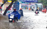 Ảnh: Hà Nội ngập sâu do mưa lớn kéo dài, người dân 
