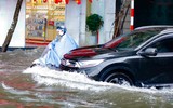 Ảnh: Hà Nội ngập sâu do mưa lớn kéo dài, người dân 