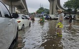 Ảnh: Hà Nội ngập sâu do mưa lớn kéo dài, người dân 
