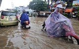 Ảnh: Hà Nội ngập sâu do mưa lớn kéo dài, người dân 