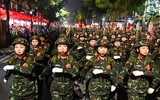Hình ảnh cận cảnh ấn tượng đoàn quân diễu binh, diễu hành đi giữa phố phường Hà Nội