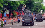 Chiến sỹ CAND cúi chào cảm ơn nhân dân nồng nhiệt chào đón các khí tài hiện đại của lực lượng