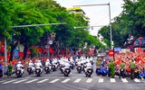 Chiến sỹ CAND cúi chào cảm ơn nhân dân nồng nhiệt chào đón các khí tài hiện đại của lực lượng