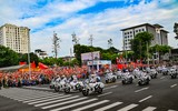 Chiến sỹ CAND cúi chào cảm ơn nhân dân nồng nhiệt chào đón các khí tài hiện đại của lực lượng