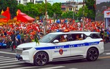 Chiến sỹ CAND cúi chào cảm ơn nhân dân nồng nhiệt chào đón các khí tài hiện đại của lực lượng