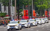 Chiến sỹ CAND cúi chào cảm ơn nhân dân nồng nhiệt chào đón các khí tài hiện đại của lực lượng