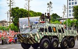Chiến sỹ CAND cúi chào cảm ơn nhân dân nồng nhiệt chào đón các khí tài hiện đại của lực lượng