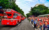 Chiến sỹ CAND cúi chào cảm ơn nhân dân nồng nhiệt chào đón các khí tài hiện đại của lực lượng