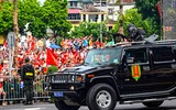 Chiến sỹ CAND cúi chào cảm ơn nhân dân nồng nhiệt chào đón các khí tài hiện đại của lực lượng