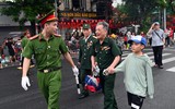 Công an Hà Nội dùng xe chuyên dụng, mở 
