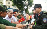 Công an Hà Nội dùng xe chuyên dụng, mở 