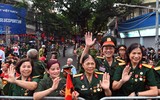 Công an Hà Nội dùng xe chuyên dụng, mở 