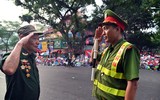 Công an Hà Nội dùng xe chuyên dụng, mở 