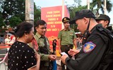 Công an Hà Nội dùng xe chuyên dụng, mở 