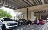 Cập nhật hình ảnh trái ngược của các bãi trông giữ xe dưới gầm cầu ở Hà Nội