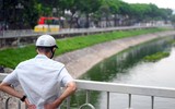 Cá bơi trên sông Tô Lịch sau khi được bổ cập nước hồ Tây