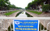 Cá bơi trên sông Tô Lịch sau khi được bổ cập nước hồ Tây