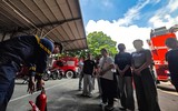 Người dân ngoài đê sông Hồng trải nghiệm, thực hành chữa cháy và cứu nạn cứu hộ