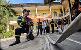 Người dân ngoài đê sông Hồng trải nghiệm, thực hành chữa cháy và cứu nạn cứu hộ