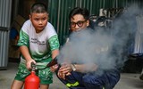 Người dân ngoài đê sông Hồng trải nghiệm, thực hành chữa cháy và cứu nạn cứu hộ