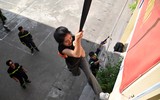 Người dân ngoài đê sông Hồng trải nghiệm, thực hành chữa cháy và cứu nạn cứu hộ