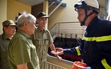 Người dân ngoài đê sông Hồng trải nghiệm, thực hành chữa cháy và cứu nạn cứu hộ