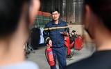 Người dân ngoài đê sông Hồng trải nghiệm, thực hành chữa cháy và cứu nạn cứu hộ