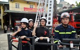Người dân ngoài đê sông Hồng trải nghiệm, thực hành chữa cháy và cứu nạn cứu hộ