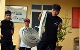 Người dân ngoài đê sông Hồng trải nghiệm, thực hành chữa cháy và cứu nạn cứu hộ