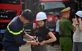 Người dân ngoài đê sông Hồng trải nghiệm, thực hành chữa cháy và cứu nạn cứu hộ