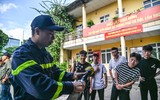 Người dân ngoài đê sông Hồng trải nghiệm, thực hành chữa cháy và cứu nạn cứu hộ