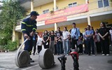 Người dân ngoài đê sông Hồng trải nghiệm, thực hành chữa cháy và cứu nạn cứu hộ