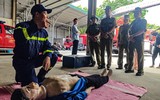 Người dân ngoài đê sông Hồng trải nghiệm, thực hành chữa cháy và cứu nạn cứu hộ