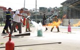 Người dân ngoài đê sông Hồng trải nghiệm, thực hành chữa cháy và cứu nạn cứu hộ