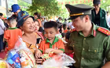 Công an Thủ đô mang Trung thu sẻ chia tới các em nhỏ vùng trung du Phú Thọ