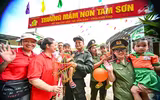 Công an Thủ đô mang Trung thu sẻ chia tới các em nhỏ vùng trung du Phú Thọ