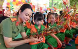 Công an Thủ đô mang Trung thu sẻ chia tới các em nhỏ vùng trung du Phú Thọ