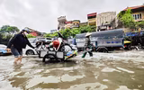 Hình ảnh ấm tình quân dân của Cảnh sát cơ động CATP Hà Nội ứng trực giúp dân ở điểm ngập sâu