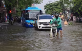 Hình ảnh ấm tình quân dân của Cảnh sát cơ động CATP Hà Nội ứng trực giúp dân ở điểm ngập sâu