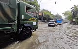 Hình ảnh ấm tình quân dân của Cảnh sát cơ động CATP Hà Nội ứng trực giúp dân ở điểm ngập sâu