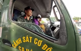 Hình ảnh ấm tình quân dân của Cảnh sát cơ động CATP Hà Nội ứng trực giúp dân ở điểm ngập sâu