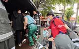 Hình ảnh ấm tình quân dân của Cảnh sát cơ động CATP Hà Nội ứng trực giúp dân ở điểm ngập sâu
