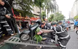 Hình ảnh ấm tình quân dân của Cảnh sát cơ động CATP Hà Nội ứng trực giúp dân ở điểm ngập sâu