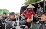 Hình ảnh ấm tình quân dân của Cảnh sát cơ động CATP Hà Nội ứng trực giúp dân ở điểm ngập sâu