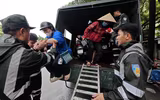 Hình ảnh ấm tình quân dân của Cảnh sát cơ động CATP Hà Nội ứng trực giúp dân ở điểm ngập sâu
