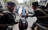 Hình ảnh ấm tình quân dân của Cảnh sát cơ động CATP Hà Nội ứng trực giúp dân ở điểm ngập sâu
