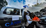 Hình ảnh ấm tình quân dân của Cảnh sát cơ động CATP Hà Nội ứng trực giúp dân ở điểm ngập sâu