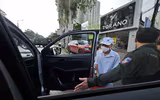 Hình ảnh ấm tình quân dân của Cảnh sát cơ động CATP Hà Nội ứng trực giúp dân ở điểm ngập sâu
