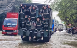 Hình ảnh ấm tình quân dân của Cảnh sát cơ động CATP Hà Nội ứng trực giúp dân ở điểm ngập sâu